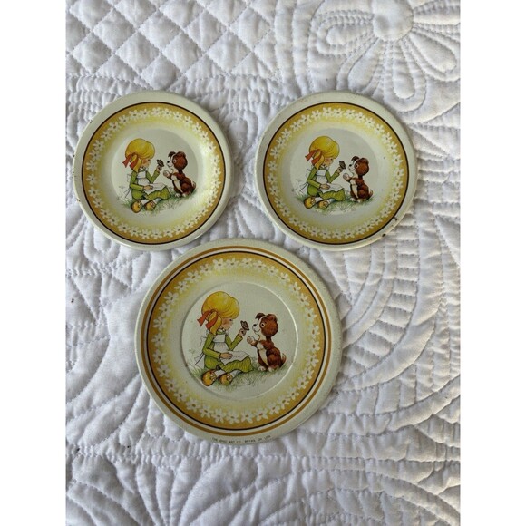 Retro 1970’s-Litho 3 Tin Tea Plates-The Ohio Art Co-Holly Hobbie-Vintage - Picture 1 of 5
